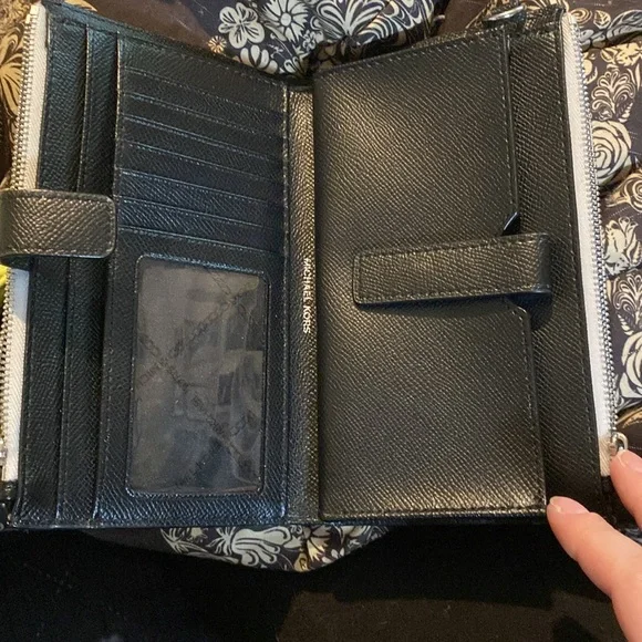 Michael Kors wallet/wristlet silver New logo - Picture 3 of 3